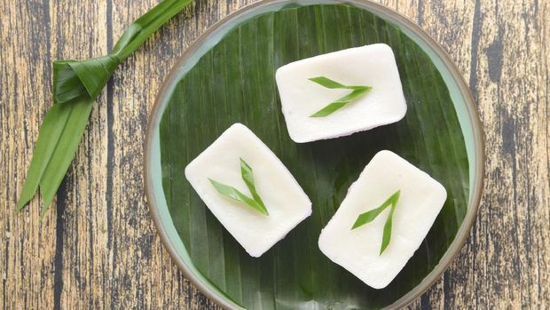 Kue Talam Ubi Ungu, traditional Indonesian cake made from purple sweet potato, rice flour, tapioca flour and coconut milk. Garnish with pandan leaf served on banana leaf