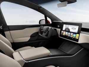 Tesla Pakai Setir Pesawat untuk Mobilnya, Bikin Heboh Netizen dan Ahli