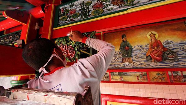 Jelang Imlek, Klenteng Tertua di Indonesia Ini Dicat Ulang