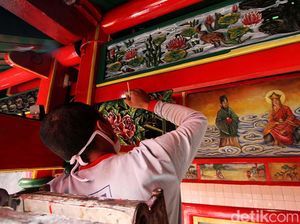 Jelang Imlek, Klenteng Tertua di Indonesia Ini Dicat Ulang