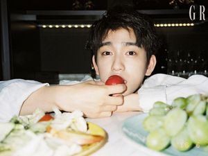 Jinyoung GOT7 Ternyata Doyan Ngemil Churros dan Ngopi