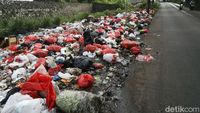 Jorok! Sampah Berbau Busuk Menumpuk di Pinggir Tol JORR Jati Warna