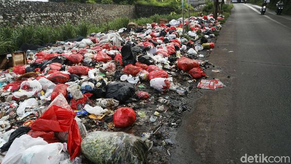 Jorok! Sampah Berbau Busuk Menumpuk di Pinggir Tol JORR Jati Warna