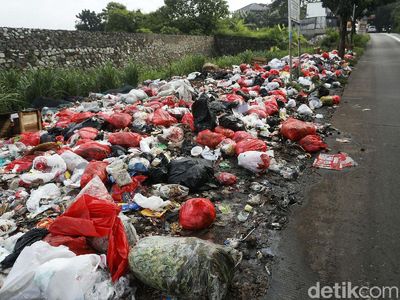 Jorok! Sampah Berbau Busuk Menumpuk di Pinggir Tol JORR Jati Warna
