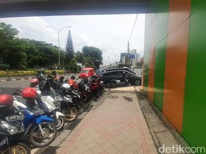 JPO Depan Kantor Walkot Depok Terhalang Parkir, Warga Harapkan Penertiban
