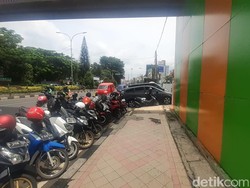 JPO Depan Kantor Walkot Depok Terhalang Parkir, Warga Harapkan Penertiban