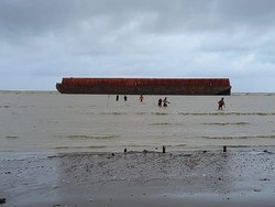 Cuaca Buruk, Kapal Tongkang Terdampar di Pantai Lorgunung Jepara