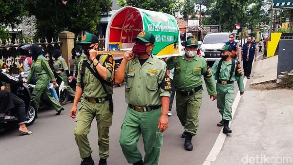 Kasus Corona Tembus Sejuta, Linmas di Cimahi Gotong Keranda Mayat