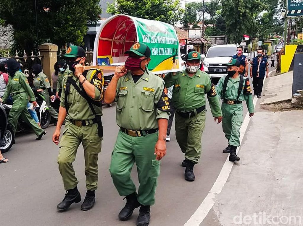 Linmas Kelurahan di Cimahi Diterjunkan Kawal Pelaksanaan PPKM Mikro Linmas Kelurahan di Cimahi Diterjunkan Kawal Pelaksanaan PPKM Mikro