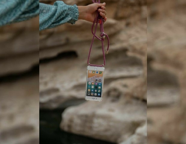 Keberadaan tali mencegah handphone terjatuh dan hilang/Foto: https://kascha-c.com Phone pouch