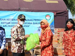 Dharma Wanita Kemnaker Sumbang Rp 200 Juta untuk Korban Banjir Kalsel