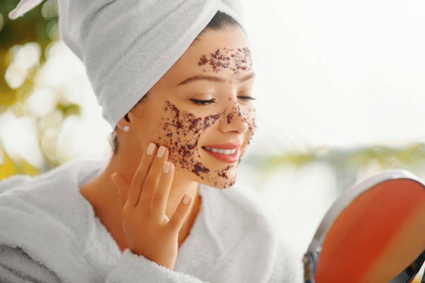 Lakukan eksfoliasi kulit untuk mengangkat sel kulit mati agar skincare dapat terserap dengan baik / foto: istockphoto.com