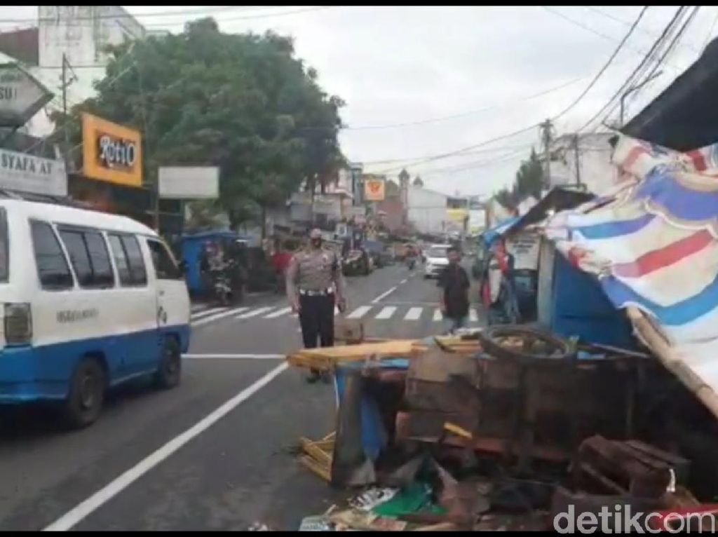 Biang Kerok Macet, Lapak PKL Dibongkar Satpol PP Gowa Biang Kerok Macet, Lapak PKL Dibongkar Satpol PP Gowa