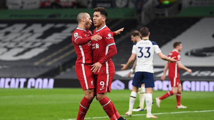 LONDON, ENGLAND - JANUARY 28: Roberto Firmino of Liverpool (R) celebrates with Thiago Alcantara of Liverpool after scoring his teams first goal during the Premier League match between Tottenham Hotspur and Liverpool at Tottenham Hotspur Stadium on January 28, 2021 in London, England. Sporting stadiums around the UK remain under strict restrictions due to the Coronavirus Pandemic as Government social distancing laws prohibit fans inside venues resulting in games being played behind closed doors. (Photo by Shaun Botterill/Getty Images)
