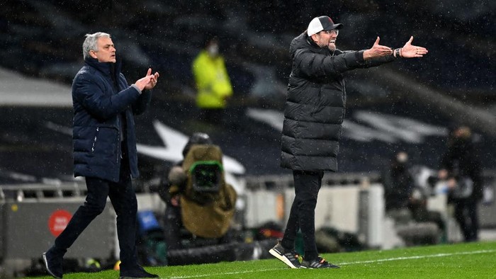 LONDON, ENGLAND - JANUARY 28: Jose Mourinho, Manager of Tottenham Hotspur and Jurgen Klopp, Manager of Liverpool gives their team instructions  during the Premier League match between Tottenham Hotspur and Liverpool at Tottenham Hotspur Stadium on January 28, 2021 in London, England. Sporting stadiums around the UK remain under strict restrictions due to the Coronavirus Pandemic as Government social distancing laws prohibit fans inside venues resulting in games being played behind closed doors. (Photo by Shaun Botterill/Getty Images)