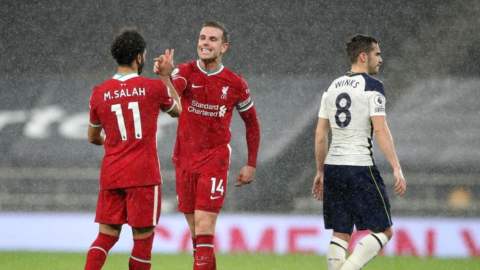 LONDON, ENGLAND - JANUARY 28: Mohamed Salah of Liverpool shakes hands with Jordan Henderson of Liverpool after the Premier League match between Tottenham Hotspur and Liverpool at Tottenham Hotspur Stadium on January 28, 2021 in London, England. Sporting stadiums around the UK remain under strict restrictions due to the Coronavirus Pandemic as Government social distancing laws prohibit fans inside venues resulting in games being played behind closed doors. (Photo by Nick Potts - Pool/Getty Images)