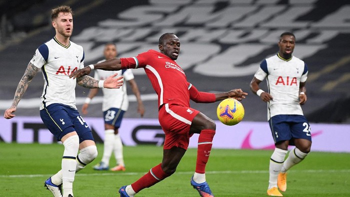 LONDON, ENGLAND - JANUARY 28: Sadio Mane of Liverpool shoots during the Premier League match between Tottenham Hotspur and Liverpool at Tottenham Hotspur Stadium on January 28, 2021 in London, England. Sporting stadiums around the UK remain under strict restrictions due to the Coronavirus Pandemic as Government social distancing laws prohibit fans inside venues resulting in games being played behind closed doors. (Photo by Shaun Botterill/Getty Images)