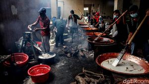 Melihat Kesibukan Pembuat Kue Keranjang dan Dodol Jelang Imlek