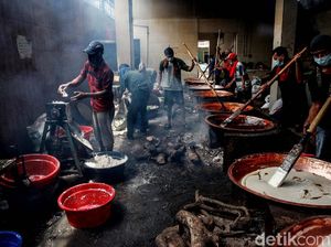 Melihat Kesibukan Pembuat Kue Keranjang dan Dodol Jelang Imlek