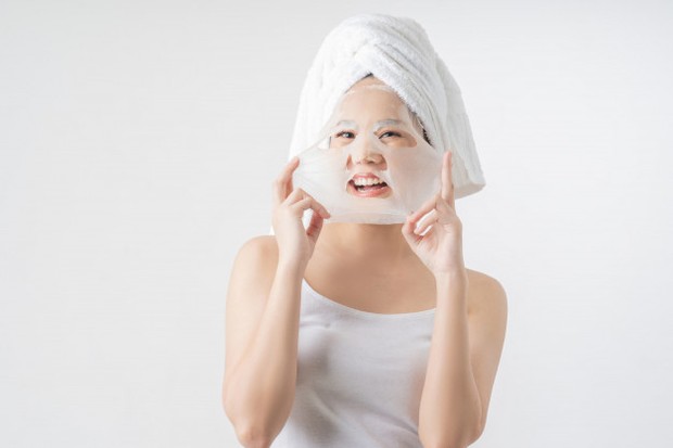 Menempelkan sheet mask dengan benar