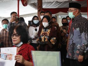 Kunker ke Solo, Muhadjir-Risma Salurkan Bantuan Tunai ke Warga