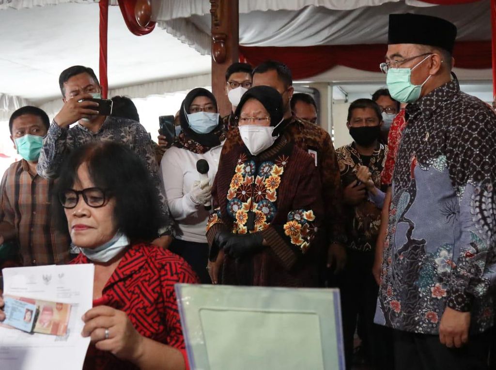 Kunker ke Solo, Muhadjir-Risma Salurkan Bantuan Tunai ke Warga Kunker ke Solo, Muhadjir-Risma Salurkan Bantuan Tunai ke Warga