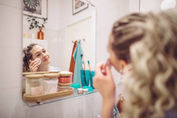 Menyimpan skincare di suhu lembab dapat merubah kandungan skincare / foto: istockphoto.com