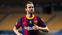 Miralem Pjanic dibeli Barcelona dari Juventus pada September 2020 seharga 60 juta Euro, saat ia berusia 30 tahun. Kariernya redup di Camp Nou karena ia sebetulnya rekrutan Quique Setien, namun tak terpakai di skema Ronald Koeman dan Xavi Hernandez. Foto: (Getty Images/David Ramos)