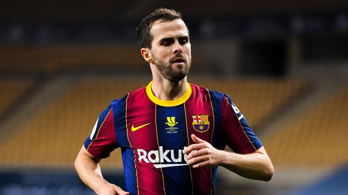 SEVILLE, SPAIN - JANUARY 17: Miralem Pjanic of FC Barcelona looks on during the Supercopa de Espana Final match between FC Barcelona and Athletic Club at Estadio de La Cartuja on January 17, 2021 in Seville, Spain. Sporting stadiums around Spain remain under strict restrictions due to the Coronavirus Pandemic as Government social distancing laws prohibit fans inside venues resulting in games being played behind closed doors. (Photo by David Ramos/Getty Images)