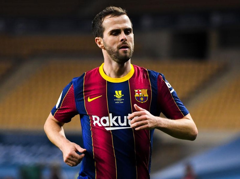 SEVILLE, SPAIN - JANUARY 17: Miralem Pjanic of FC Barcelona looks on during the Supercopa de Espana Final match between FC Barcelona and Athletic Club at Estadio de La Cartuja on January 17, 2021 in Seville, Spain. Sporting stadiums around Spain remain under strict restrictions due to the Coronavirus Pandemic as Government social distancing laws prohibit fans inside venues resulting in games being played behind closed doors. (Photo by David Ramos/Getty Images)