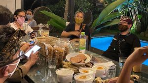Akurnya Sandiaga Uno dan Ni Luh Djelantik