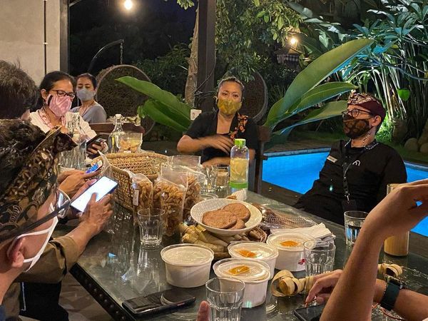 Akurnya Sandiaga Uno dan Ni Luh Djelantik