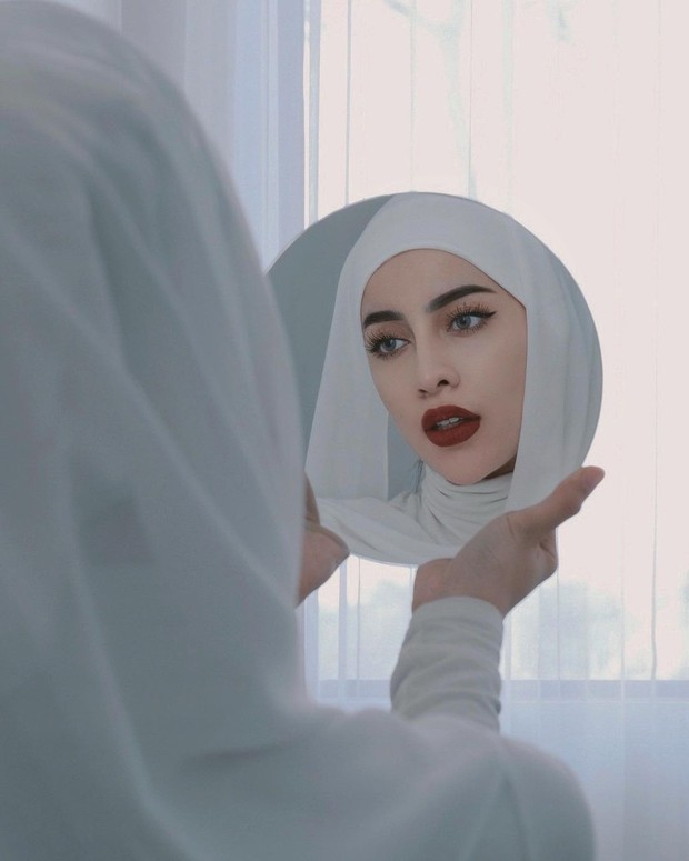 Pashmina putih/Instagram.com/aghniapunjabi Tips pakai pashmina putih