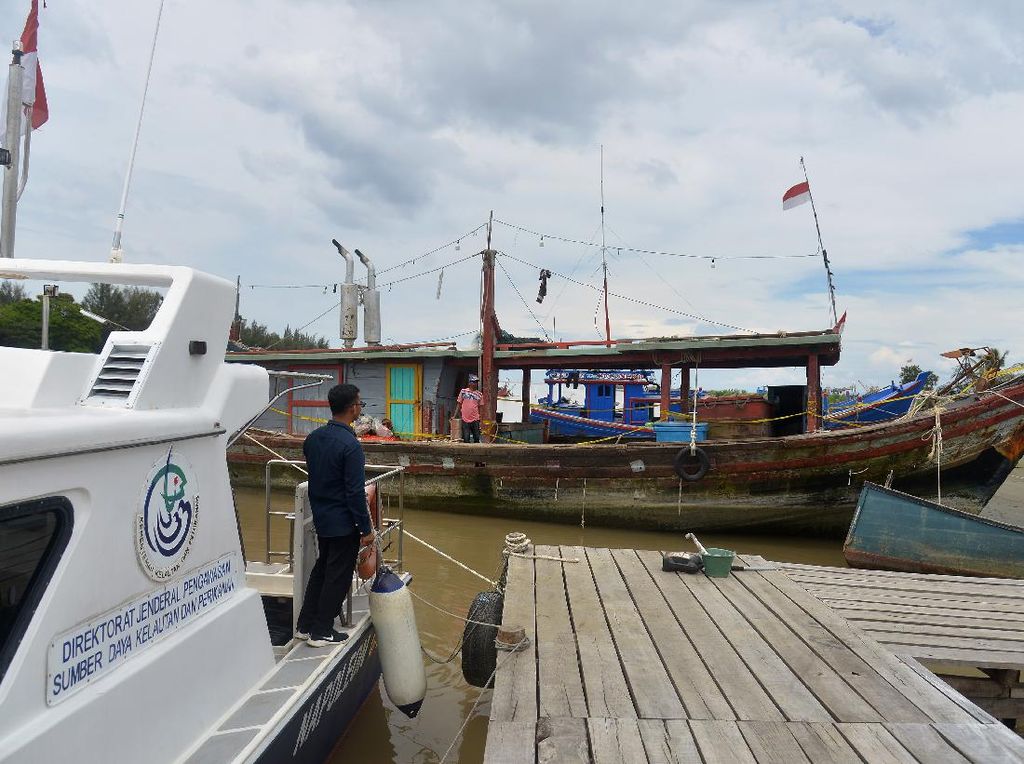 Kapal Ikan Pukat Trawl Ditangkap di Perairan Aceh Kapal Ikan Pukat Trawl Ditangkap di Perairan Aceh