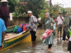 Perjuangan Aisyah Terjang Banjir Pandeglang Naik Perahu Hadiri Wisuda