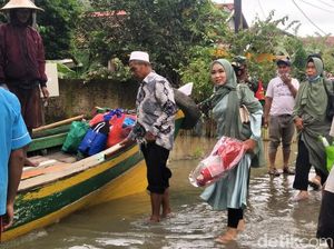 Perjuangan Aisyah Terjang Banjir Pandeglang Naik Perahu Hadiri Wisuda Perjuangan Aisyah Terjang Banjir Pandeglang Naik Perahu Hadiri Wisuda
