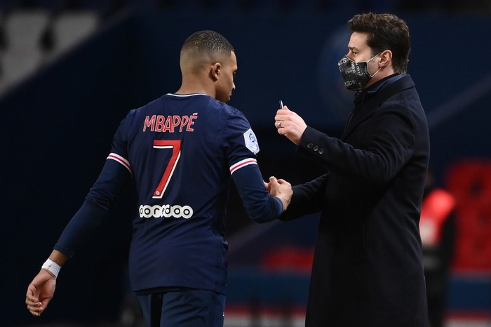 Paris Saint-Germains Argentine head coach Mauricio Pochettino congratulates Paris Saint-Germains French forward Kylian Mbappe after winning the French L1 football match between Paris-Saint Germain (PSG) and Montpellier at The Parc des Princes Stadium in Paris on January 22, 2021. (Photo by Franck FIFE / AFP)p
