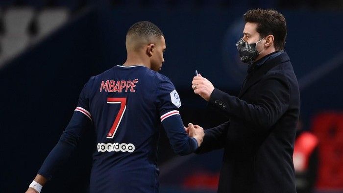 Paris Saint-Germains Argentine head coach Mauricio Pochettino congratulates Paris Saint-Germains French forward Kylian Mbappe after winning the French L1 football match between Paris-Saint Germain (PSG) and Montpellier at The Parc des Princes Stadium in Paris on January 22, 2021. (Photo by Franck FIFE / AFP)p