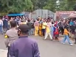 Saat Polisi Bubarkan Kerumunan Warga di Lokasi Syuting Sinetron
