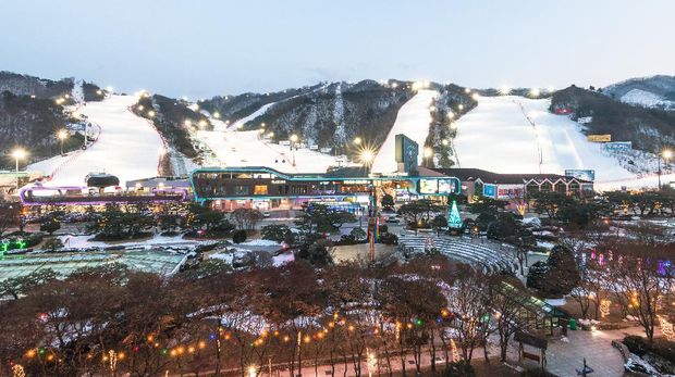 Vivaldi Park Ski Resort or Daemyung Ski World in Pyeong, Gangwon-do, KOREA near Seoul with panoramic view of snow mountain, recreational and leisure facilities and shopping mall