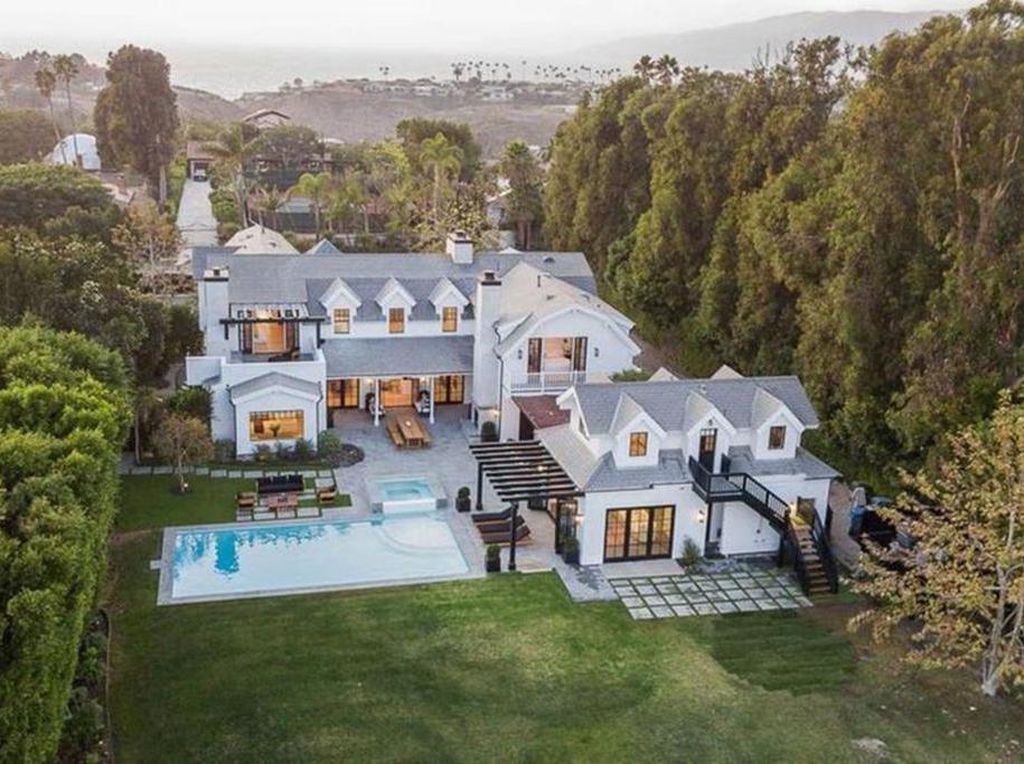 Mantap Tinggal Bareng, Ini Rumah Baru Chris Martin dan Dakota Johnson Mantap Tinggal Bareng, Ini Rumah Baru Chris Martin dan Dakota Johnson