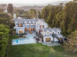 Mantap Tinggal Bareng, Ini Rumah Baru Chris Martin dan Dakota Johnson Mantap Tinggal Bareng, Ini Rumah Baru Chris Martin dan Dakota Johnson