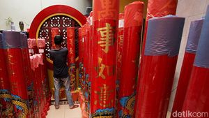 Sambut Imlek, Lilin Berukuran Besar Hiasi Klenteng di Solo