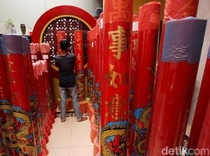 Sambut Imlek, Lilin Berukuran Besar Hiasi Klenteng di Solo