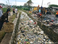 Duh! Sampah Menumpuk di Saluran Air Pasar Kranggot Cilegon
