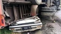 Tertimpa Truk Tronton, Mobil Ini Ringsek