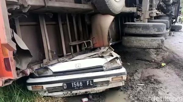Tertimpa Truk Tronton, Mobil Ini Ringsek