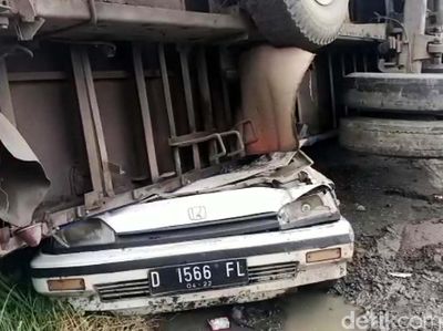 Tertimpa Truk Tronton, Mobil Ini Ringsek