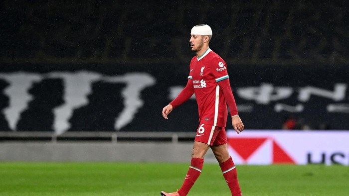 LONDON, ENGLAND - JANUARY 28: Thiago Alcantara of Liverpool walks off the pitch after being substituted during the Premier League match between Tottenham Hotspur and Liverpool at Tottenham Hotspur Stadium on January 28, 2021 in London, England. Sporting stadiums around the UK remain under strict restrictions due to the Coronavirus Pandemic as Government social distancing laws prohibit fans inside venues resulting in games being played behind closed doors. (Photo by Shaun Botterill/Getty Images)