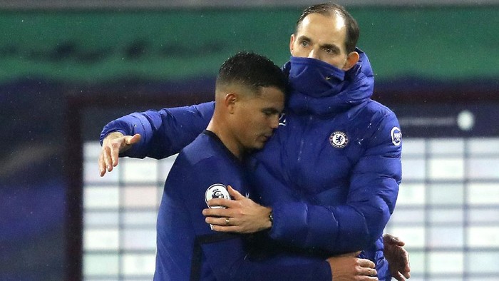 LONDON, ENGLAND - JANUARY 27: Thomas Tuchel, Manager of Chelsea embraces Thiago Silva  during the Premier League match between Chelsea and Wolverhampton Wanderers at Stamford Bridge on January 27, 2021 in London, England. Sporting stadiums around the UK remain under strict restrictions due to the Coronavirus Pandemic as Government social distancing laws prohibit fans inside venues resulting in games being played behind closed doors. (Photo by Richard Heathcote/Getty Images)